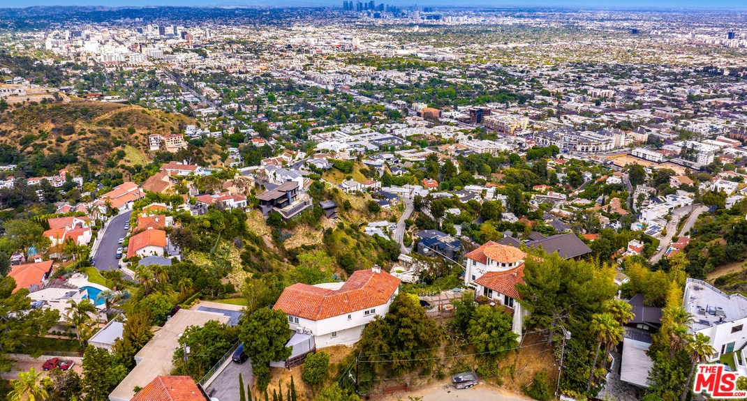 8300 Grand View Dr, Los Angeles CA  90046-1918 exterior