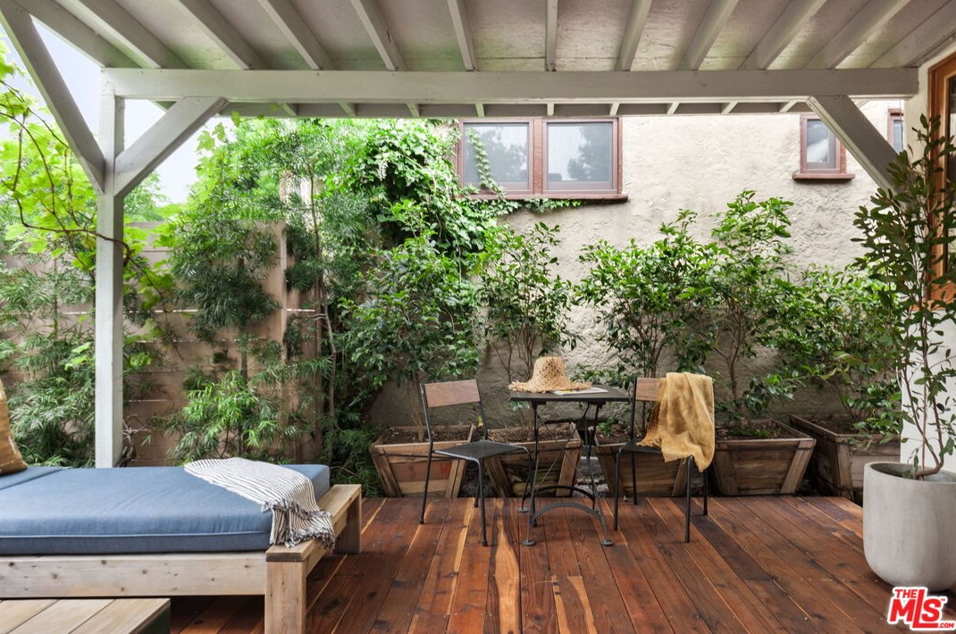 3111 Madera Ave, Los Angeles CA  90039-2324 exterior
