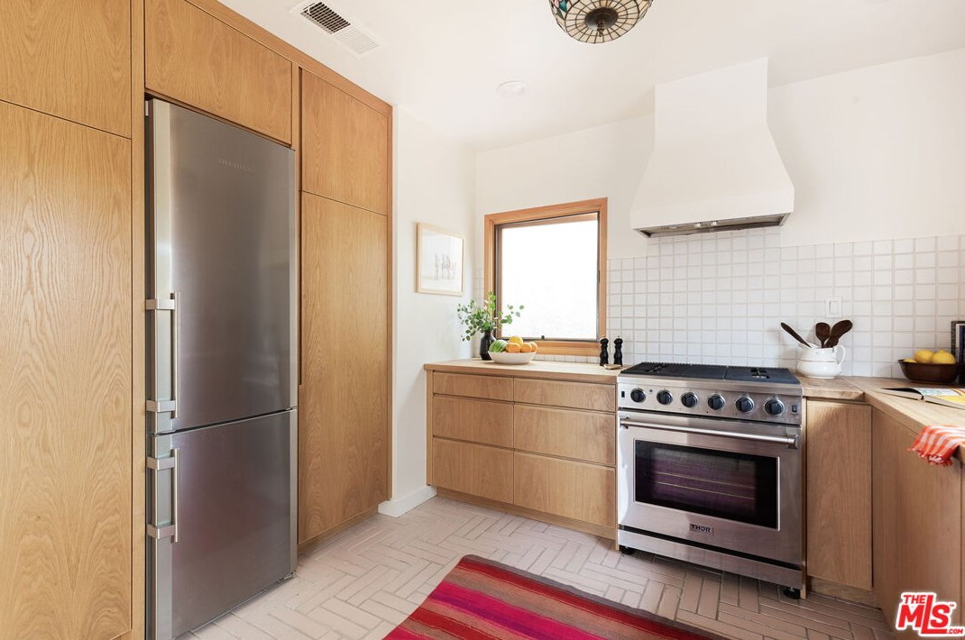 3111 Madera Ave, Los Angeles CA  90039-2324 exterior