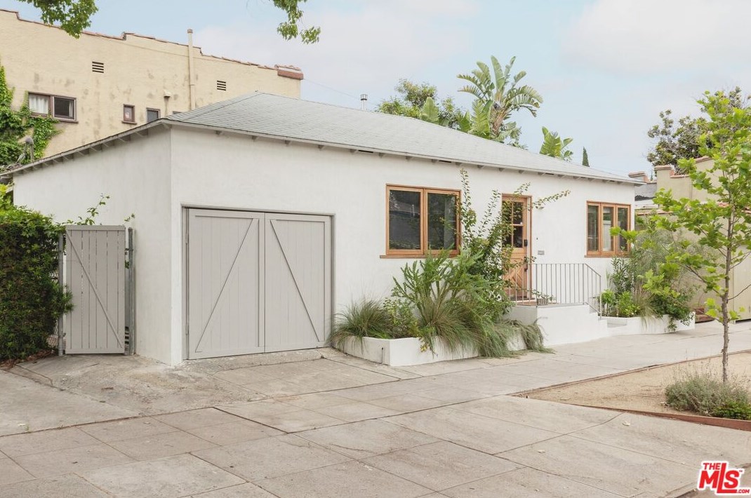 3111 Madera Ave, Los Angeles CA  90039-2324 exterior