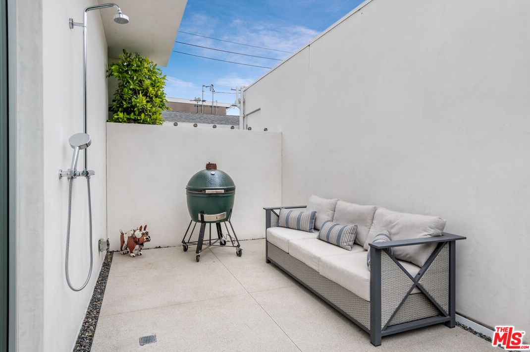 3632 Greenwood Ave, Los Angeles CA  90066-3018 exterior