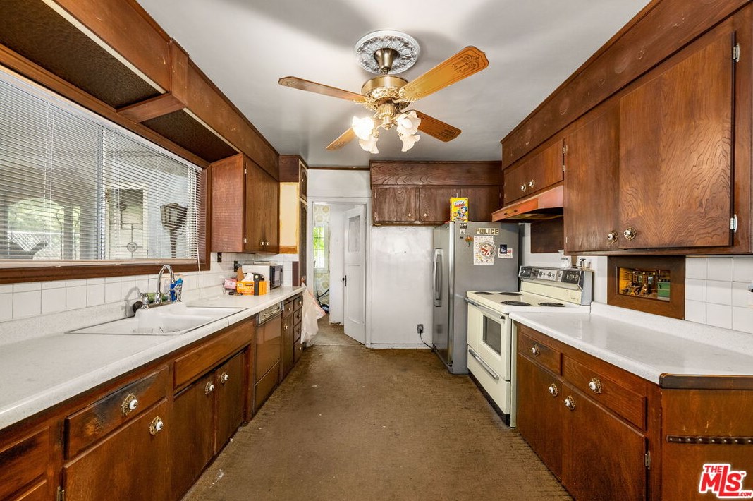 17229 Midwood Dr, San Fernando CA  91344-2453 exterior