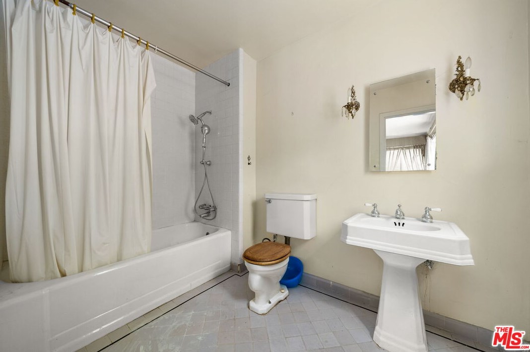 17229 Midwood Dr, San Fernando CA  91344-2453 exterior