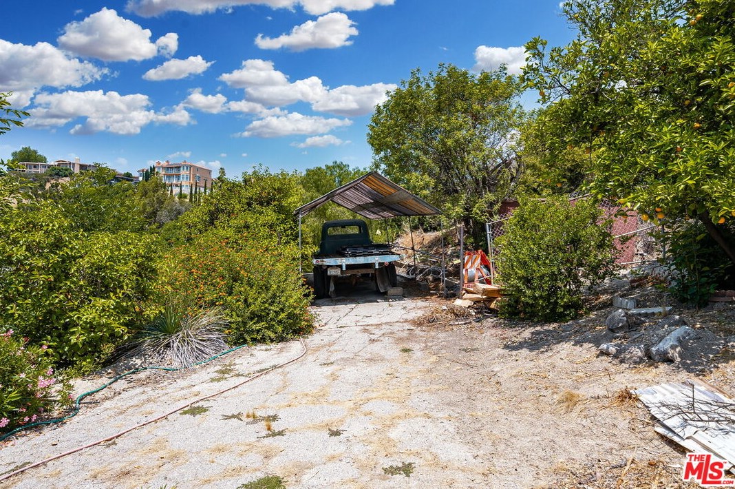 17229 Midwood Dr, San Fernando CA  91344-2453 exterior