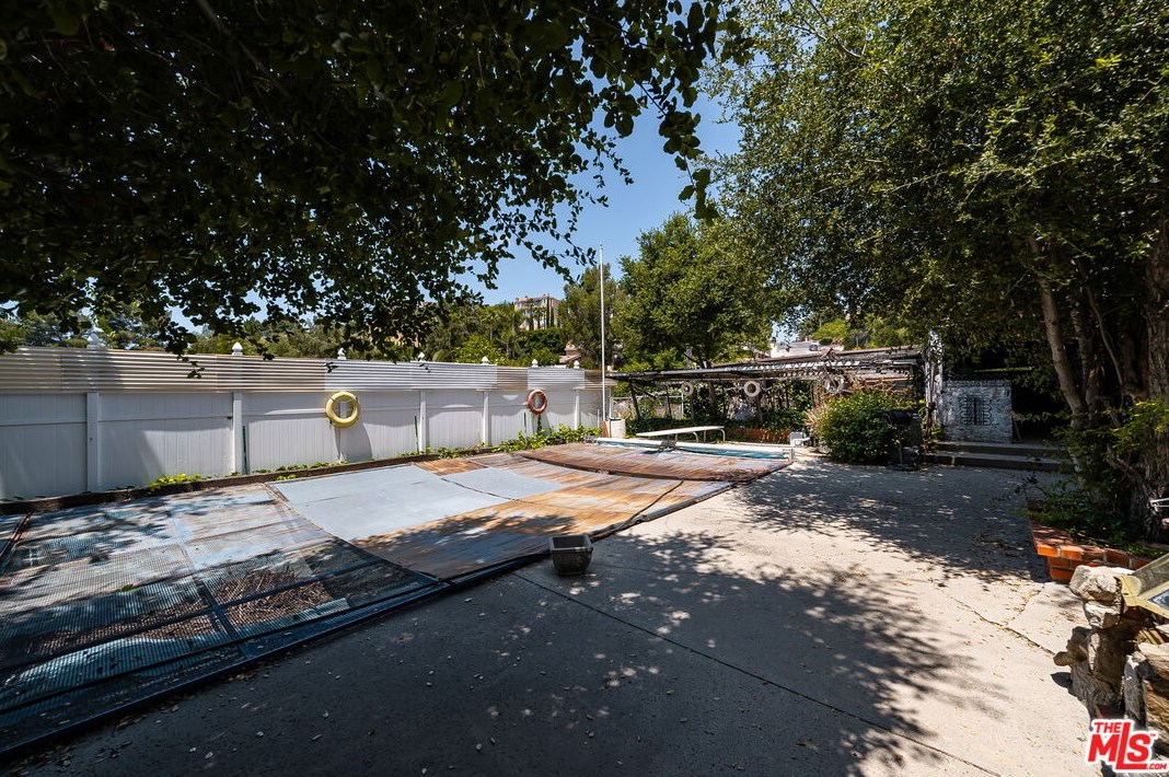 17229 Midwood Dr, San Fernando CA  91344-2453 exterior