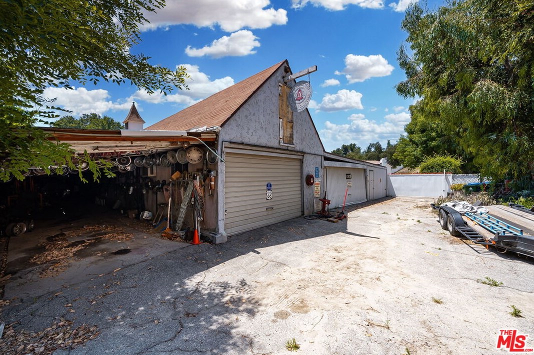 17229 Midwood Dr, San Fernando CA  91344-2453 exterior