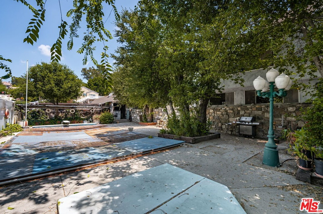 17229 Midwood Dr, San Fernando CA  91344-2453 exterior