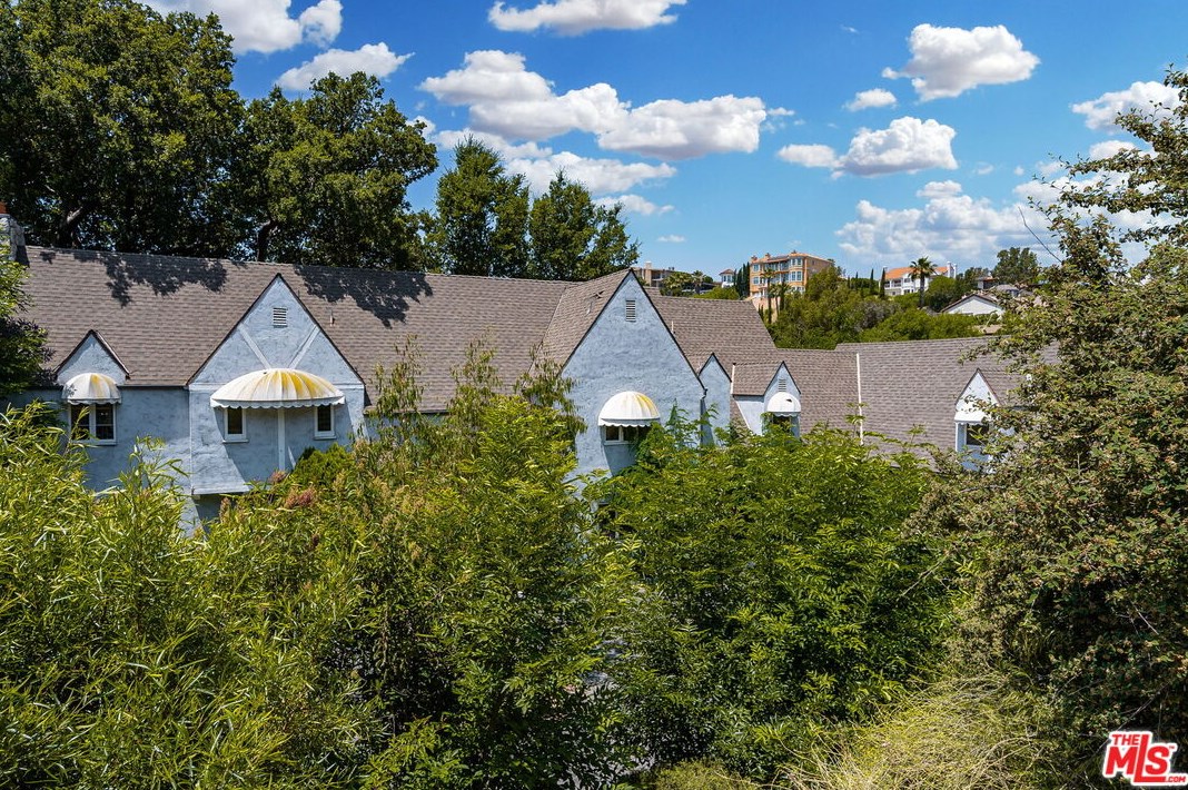 17229 Midwood Dr, San Fernando CA  91344-2453 exterior