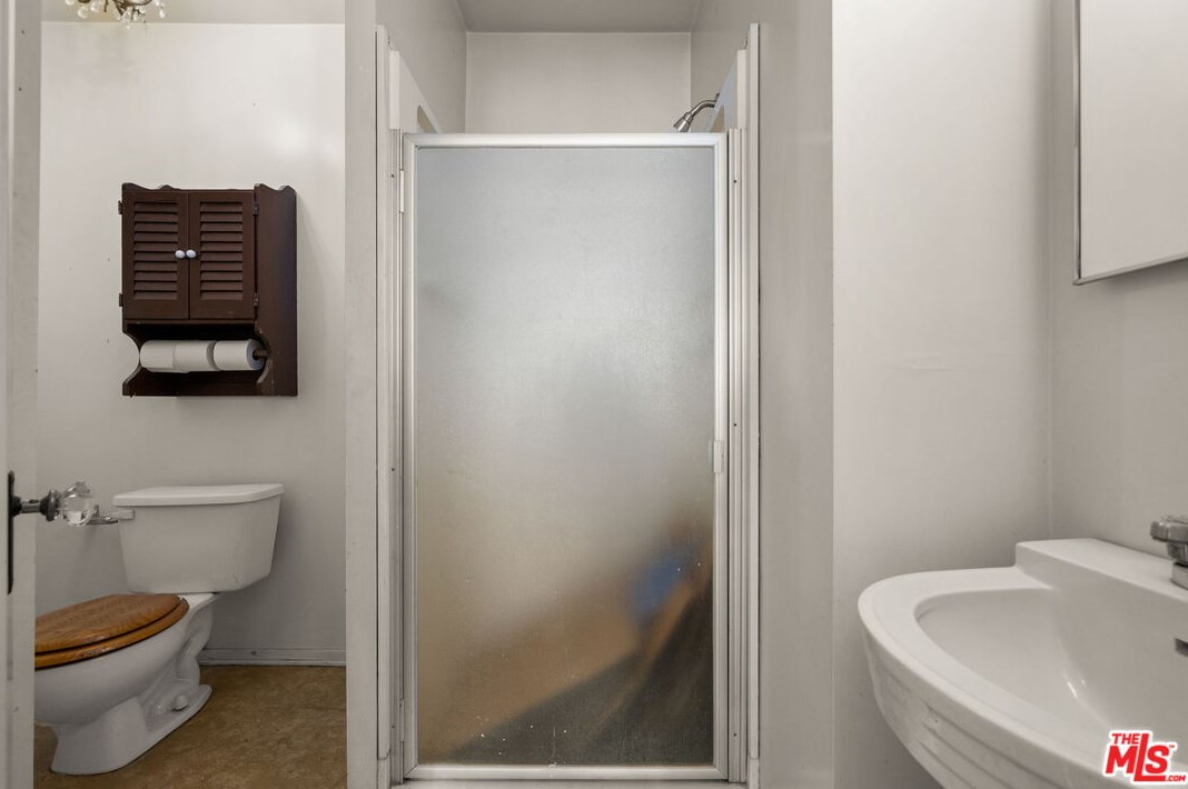 17229 Midwood Dr, San Fernando CA  91344-2453 exterior