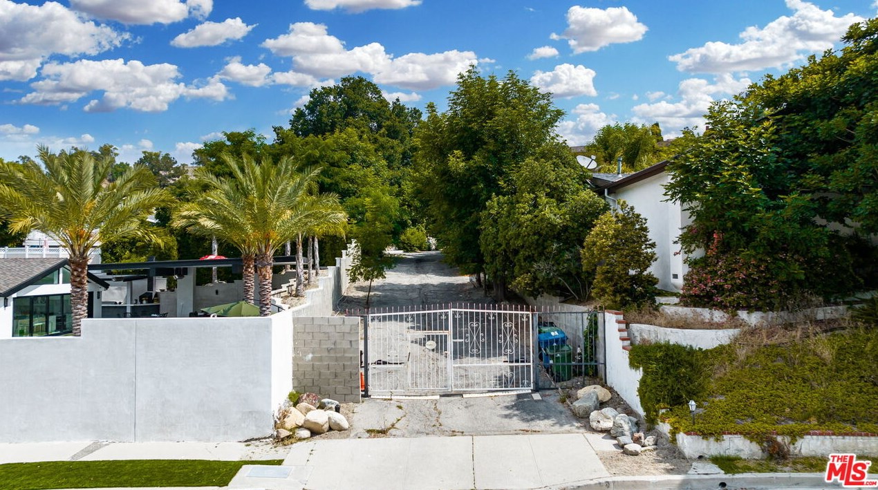 17229 Midwood Dr, San Fernando CA  91344-2453 exterior