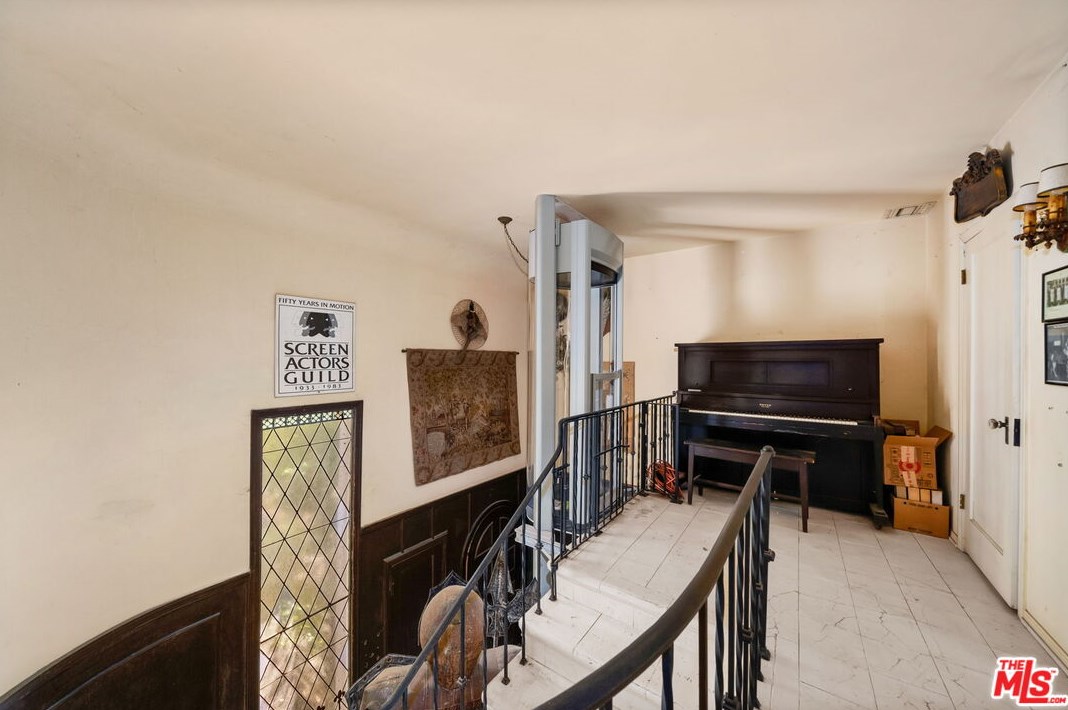 17229 Midwood Dr, San Fernando CA  91344-2453 exterior