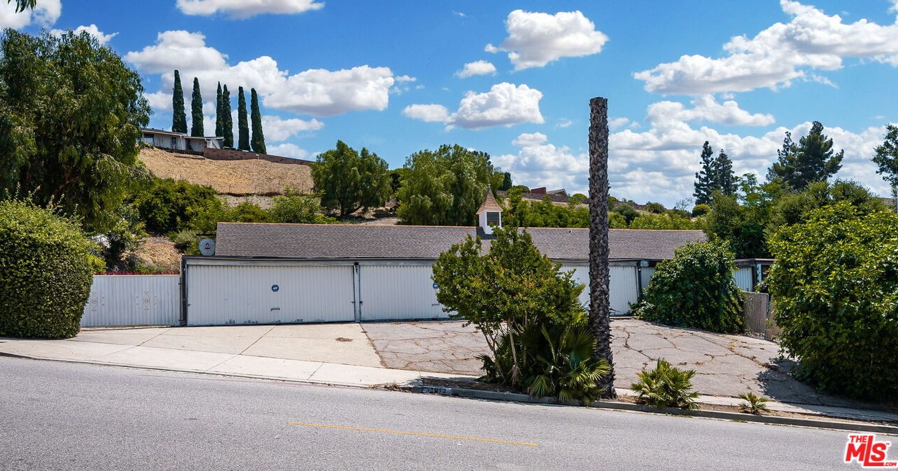 17229 Midwood Dr, San Fernando CA  91344-2453 exterior