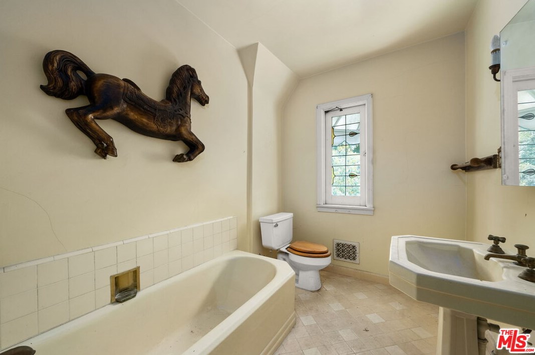 17229 Midwood Dr, San Fernando CA  91344-2453 exterior