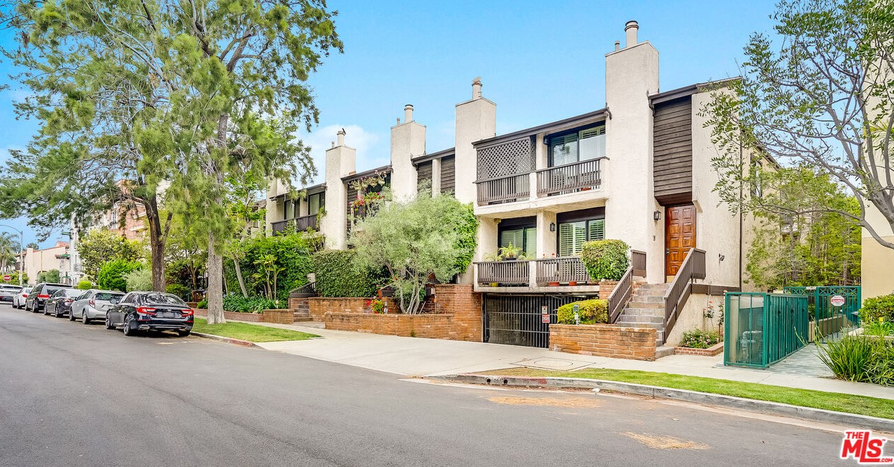 2216 Bentley Ave, Los Angeles CA  90064-1954 exterior