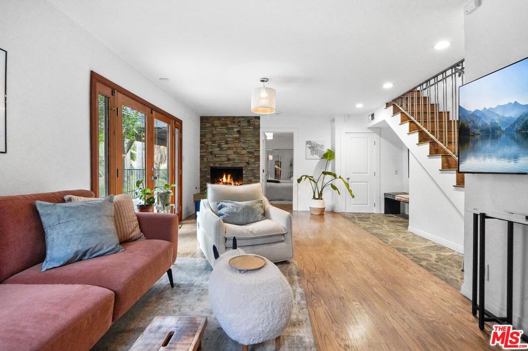 6336 Weidlake Dr, Los Angeles CA  90068-2238 exterior