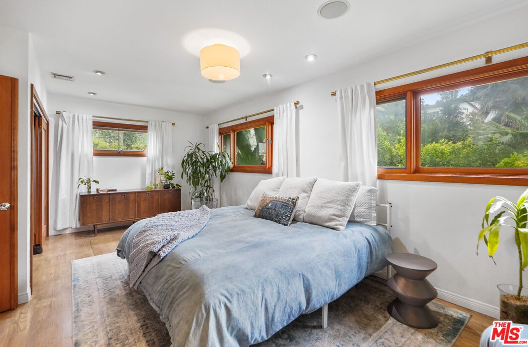 6336 Weidlake Dr, Los Angeles CA  90068-2238 exterior