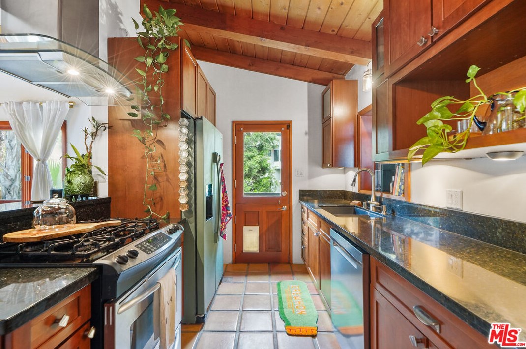 6336 Weidlake Dr, Los Angeles CA  90068-2238 exterior