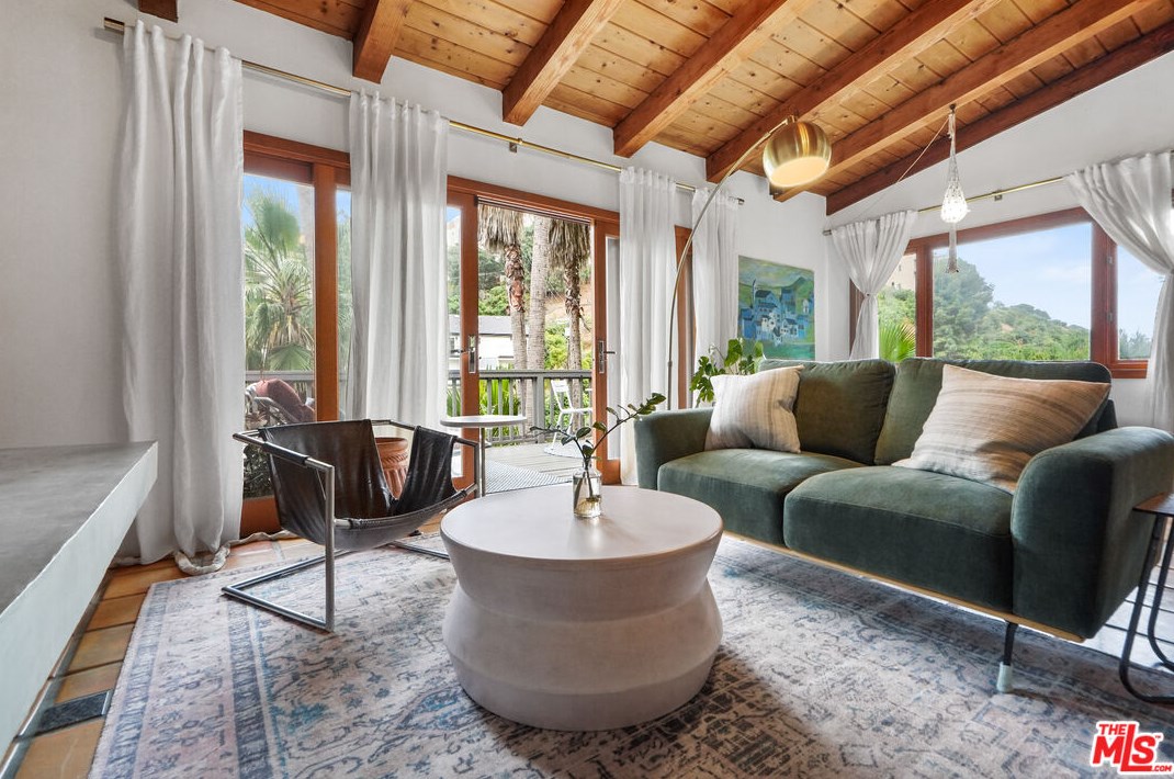 6336 Weidlake Dr, Los Angeles CA  90068-2238 exterior