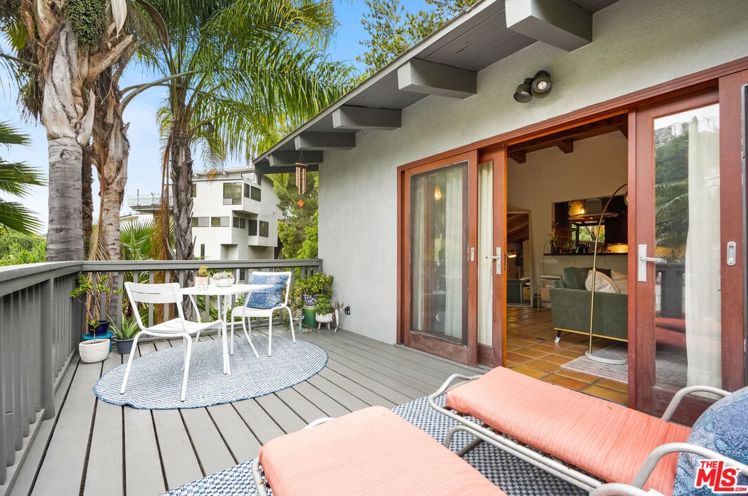 6336 Weidlake Dr, Los Angeles CA  90068-2238 exterior