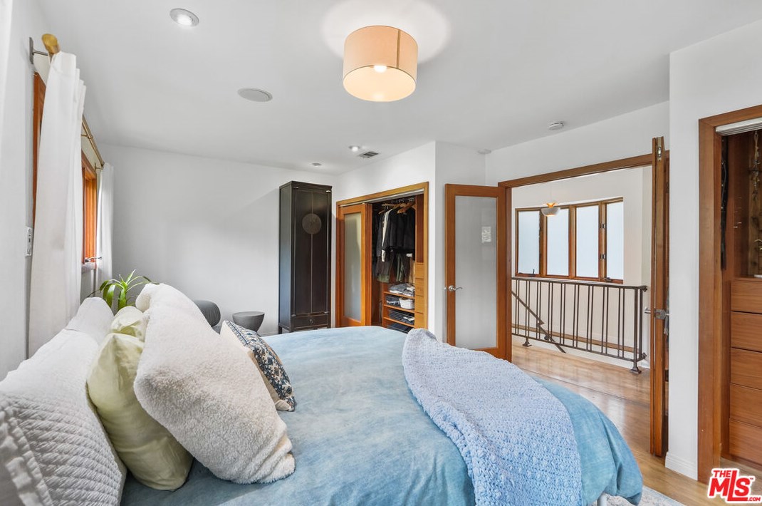 6336 Weidlake Dr, Los Angeles CA  90068-2238 exterior