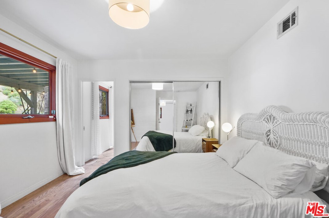 6336 Weidlake Dr, Los Angeles CA  90068-2238 exterior