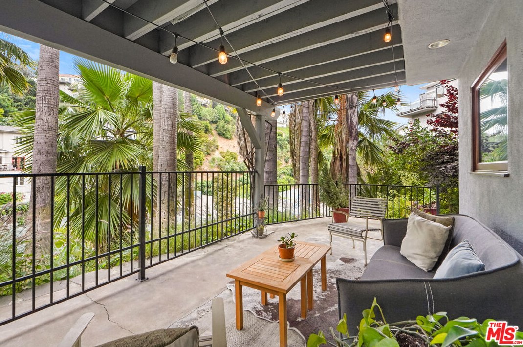 6336 Weidlake Dr, Los Angeles CA  90068-2238 exterior