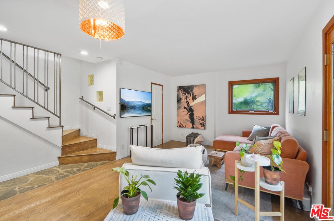 6336 Weidlake Dr, Los Angeles CA  90068-2238 exterior