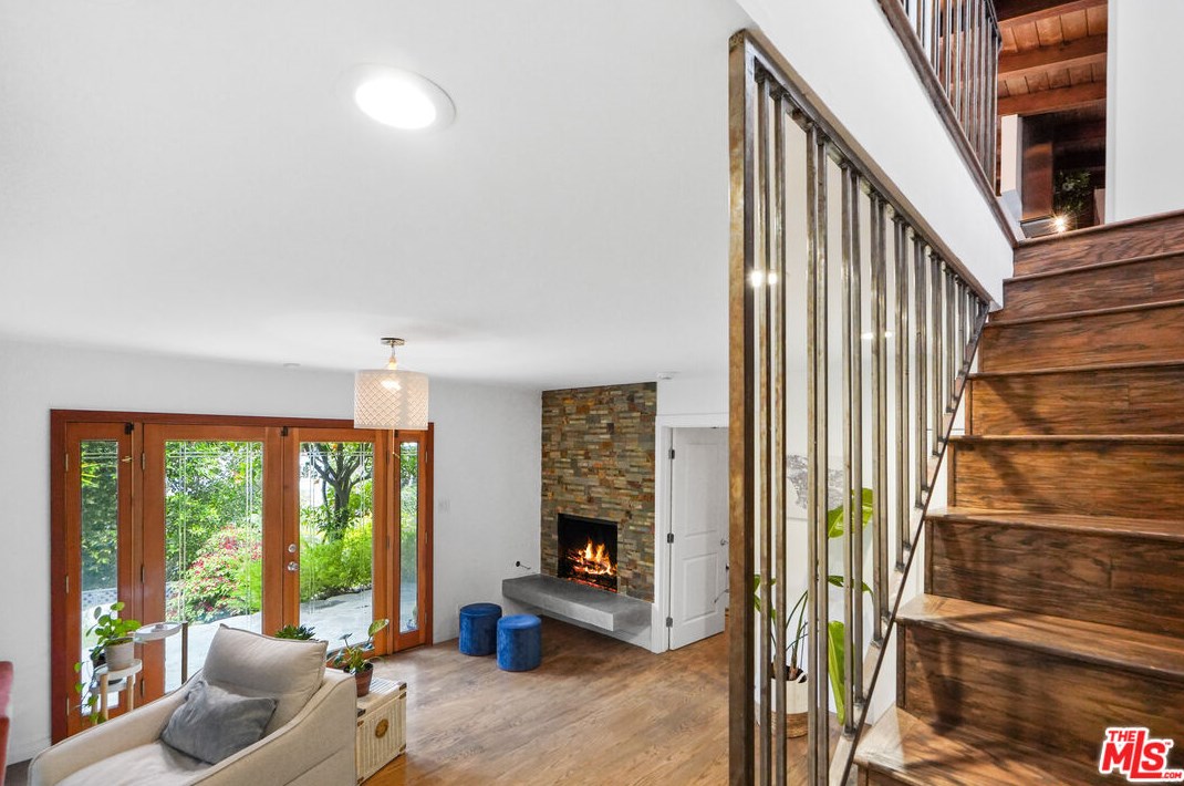 6336 Weidlake Dr, Los Angeles CA  90068-2238 exterior