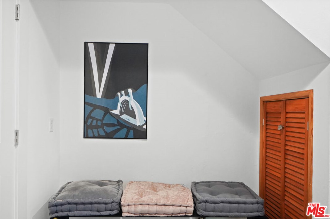 6336 Weidlake Dr, Los Angeles CA  90068-2238 exterior