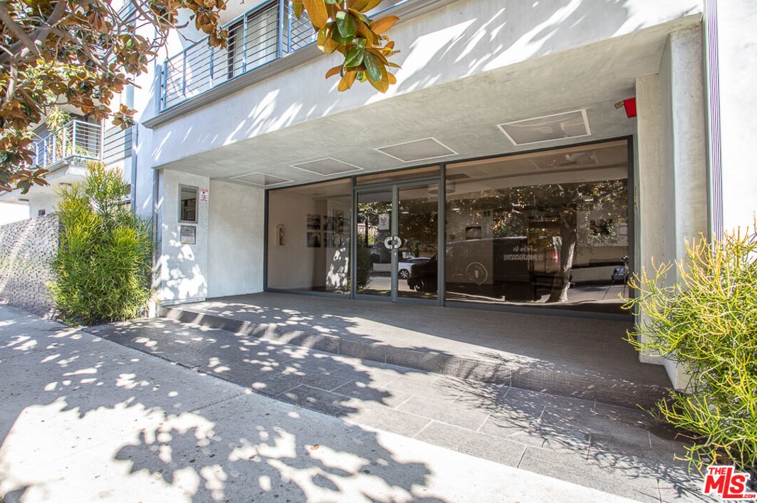 1120 Granville Ave, Los Angeles CA  90049-6037 exterior