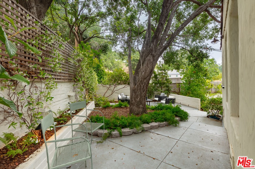 2718 Westshire Dr, Los Angeles CA  90068-1930 exterior