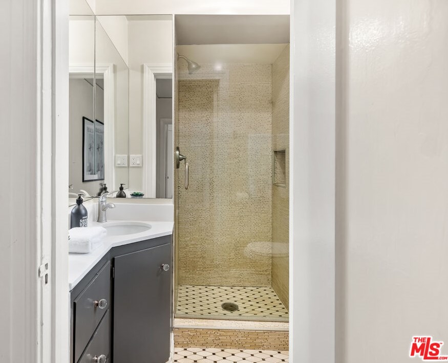 2718 Westshire Dr, Los Angeles CA  90068-1930 exterior