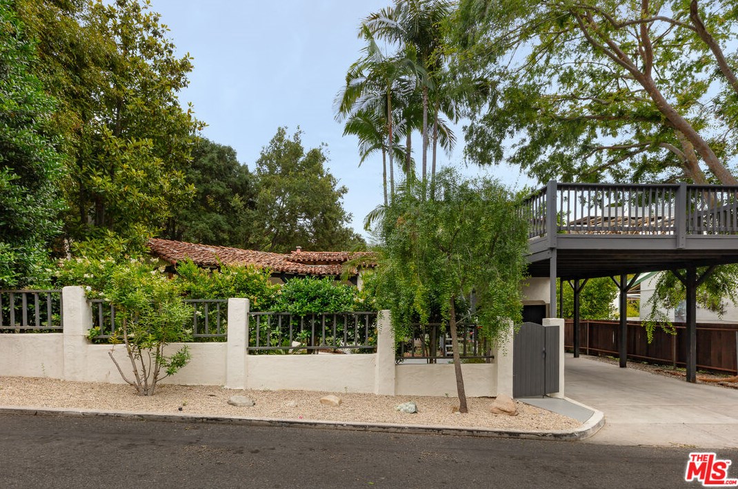 2718 Westshire Dr, Los Angeles CA  90068-1930 exterior
