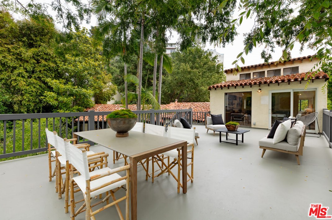 2718 Westshire Dr, Los Angeles CA  90068-1930 exterior
