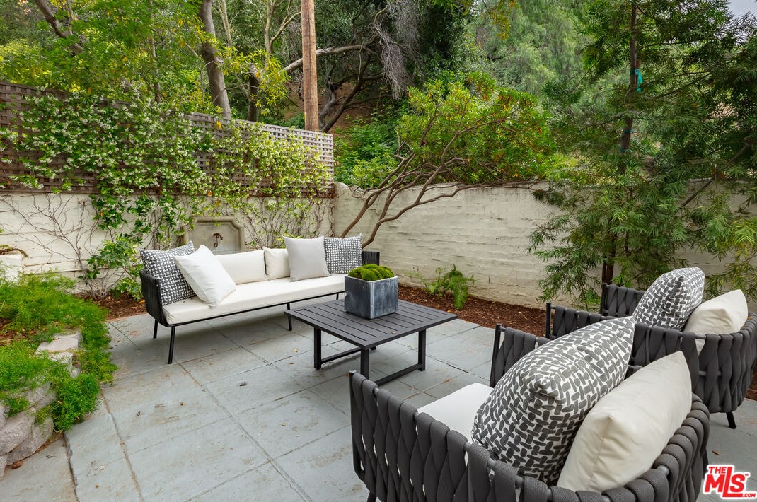 2718 Westshire Dr, Los Angeles CA  90068-1930 exterior