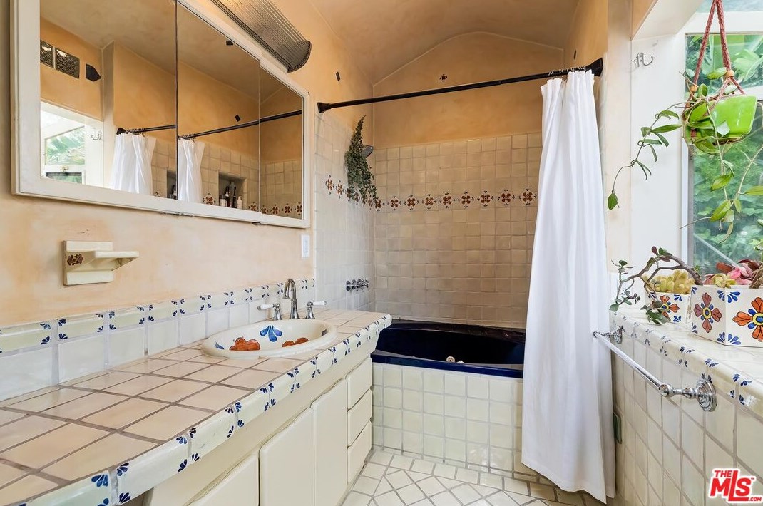 3346 Knoll Dr, Los Angeles CA  90068-1520 exterior