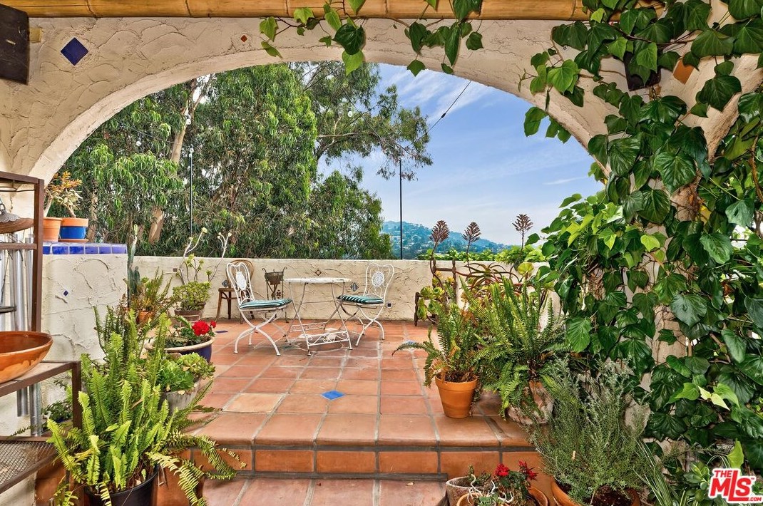 3346 Knoll Dr, Los Angeles CA  90068-1520 exterior