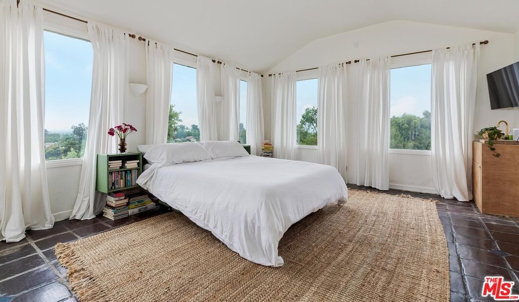 3346 Knoll Dr, Los Angeles CA  90068-1520 exterior