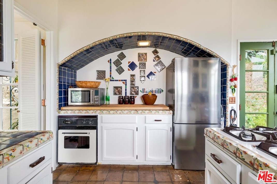 3346 Knoll Dr, Los Angeles CA  90068-1520 exterior