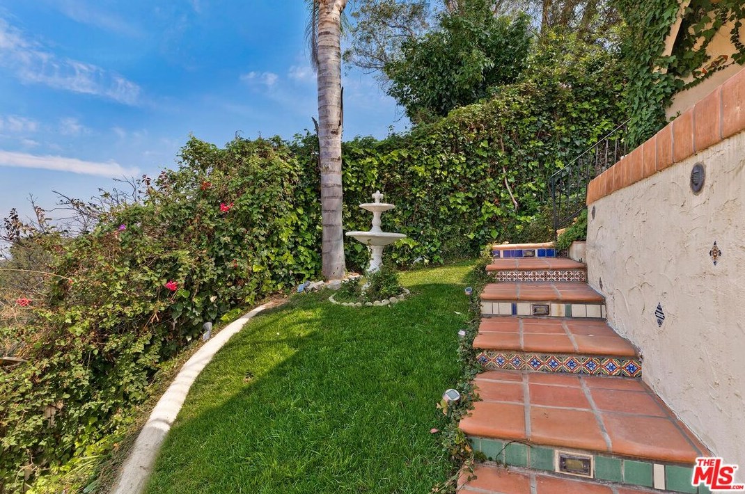 3346 Knoll Dr, Los Angeles CA  90068-1520 exterior