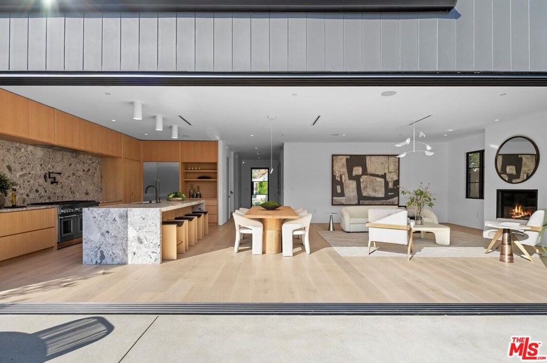3945 Beethoven St, Los Angeles CA  90066-4144 exterior