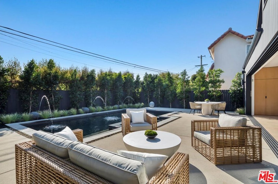 3945 Beethoven St, Los Angeles CA  90066-4144 exterior