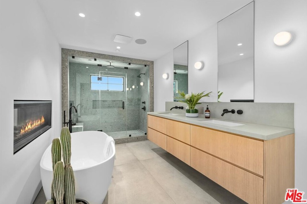 3945 Beethoven St, Los Angeles CA  90066-4144 exterior