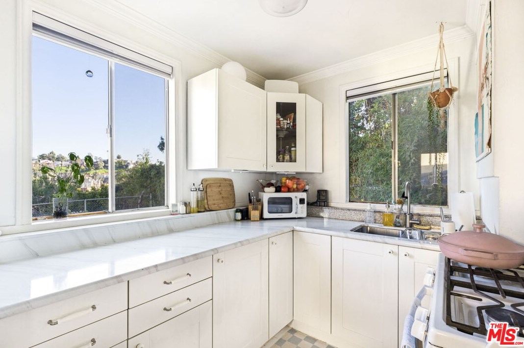 1660 Lemoyne St, Los Angeles CA  90026-2640 exterior