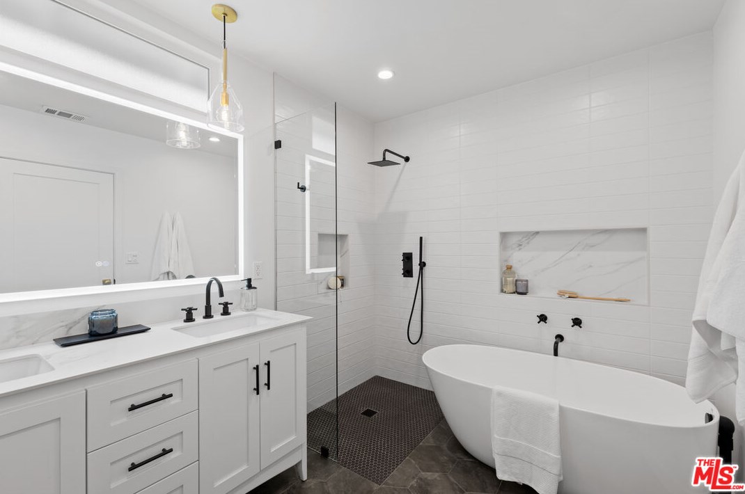 8353 Georgetown Ave, Los Angeles CA  90045-2612 exterior