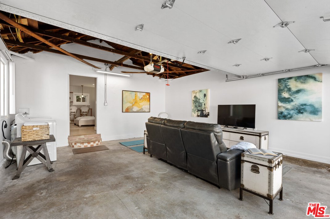 8353 Georgetown Ave, Los Angeles CA  90045-2612 exterior