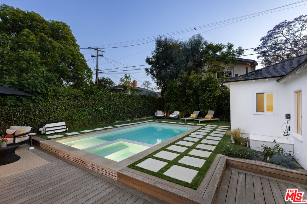 8353 Georgetown Ave, Los Angeles CA  90045-2612 exterior