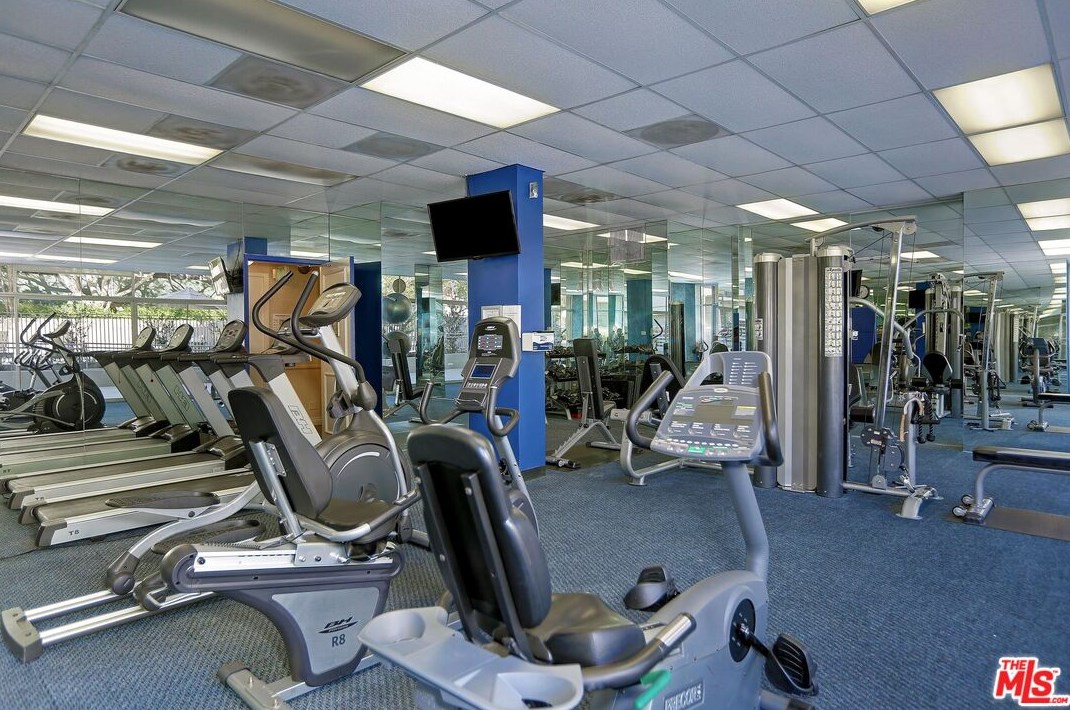 10450 Wilshire Blvd, Los Angeles CA  90024-4638 exterior