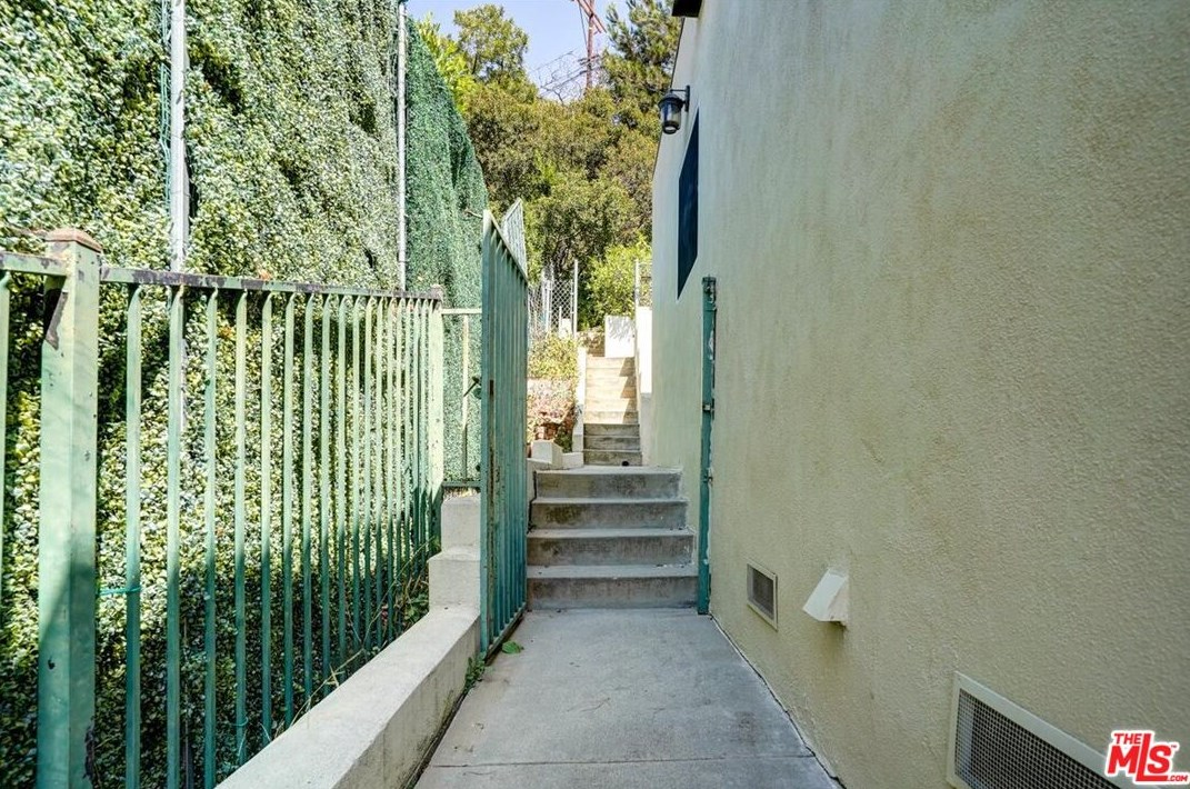 2070 Stanley Hills Dr, Los Angeles CA  90046-7752 exterior
