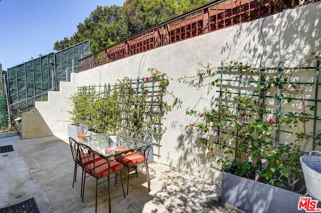 2070 Stanley Hills Dr, Los Angeles CA  90046-7752 exterior